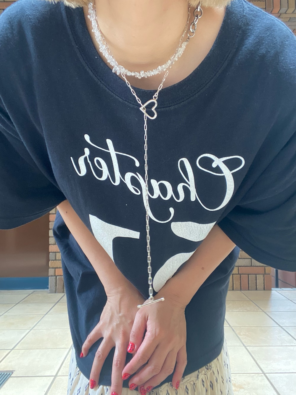 ブラック系のTシャツ/カットソー、ホワイト系のワンピース/ドレスを着用したレディースの夏コーディネートの2枚目の写真