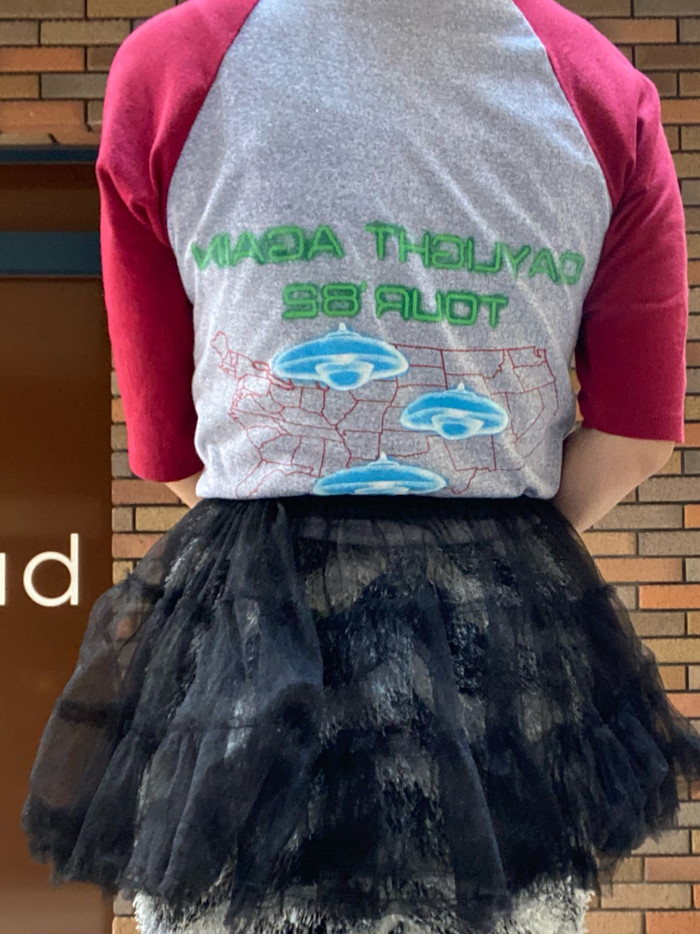 グレー系のTシャツ/カットソー、ブラック系のスカート、その他のスカートを着用したレディースの秋コーディネートの2枚目の写真