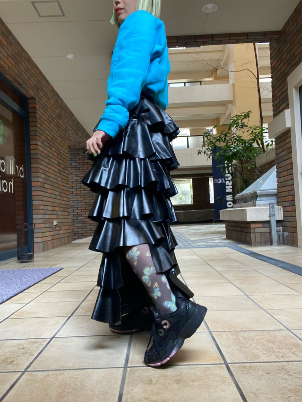 「真冬のあったかスタイル、冬服コーデ、大人かわいい、ティアードスカート、フェイクレザー、ファーコート、柄タイツ、スニーカー、ママコーデ、低身長、低身長コーデ、低身長女子、古着MIX、古着、スウェット」｜「yaeのFaux fur short coat/フェイクファーショートコート（その他アウター、ブルー系）」を使った、くみこさん（レディース・150cm）の冬コーディネートの5枚目の写真