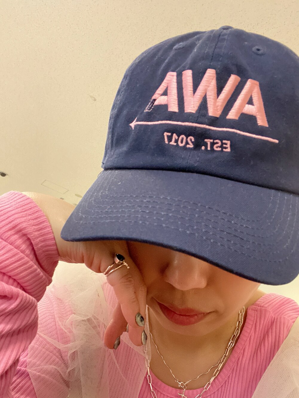 「オトナカジュアル、大人かわいい、パンツスタイル、ジャージーパンツ、サイドライン、チュール、キャップ、おしゃれさんと繋がりたい、ママコーデ、低身長、低身長コーデ、低身長女子、ootd、outfit、40代ファッション」｜「yaeの2way U neck rib top/2way Uネックリブトップス（Tシャツ/カットソー、ピンク系）」を使った、くみこさん（レディース・150cm）の春コーディネートの3枚目の写真