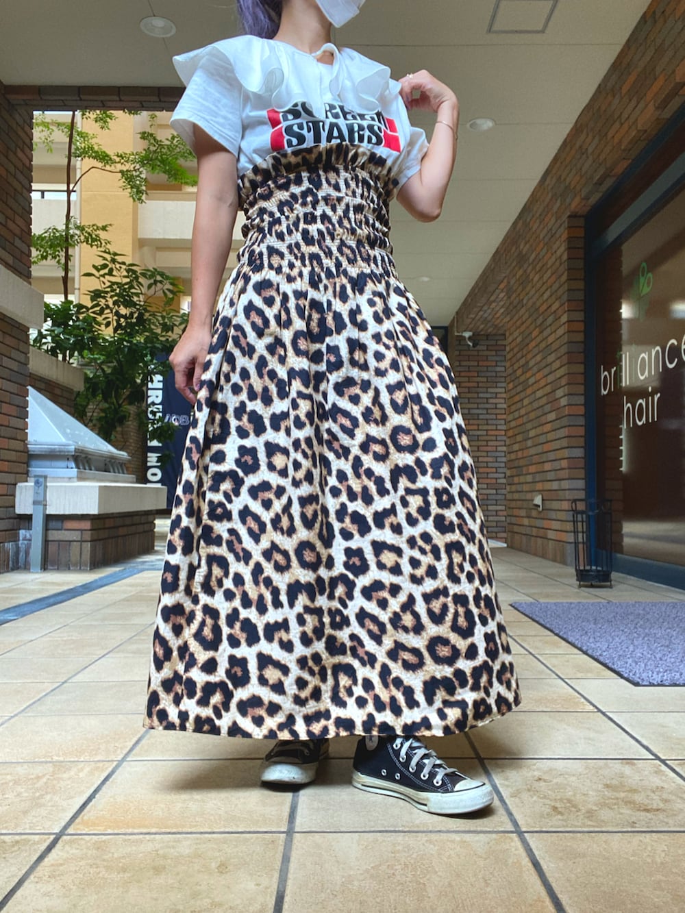 「H&M、シンプルコーデ、オトナ女子、秋、プチプラ、レオパード、レオパード柄、付け襟、スニーカー、おしゃれさんと繋がりたい、ootd、outfit、トレンド、ママコーデ、ママファッション」｜「CREOLMEの【SCREEN STARES×CREOLME】Tシャツ（スウェット、ホワイト系）」を使った、くみこさん（レディース・150cm）の夏コーディネートの2枚目の写真