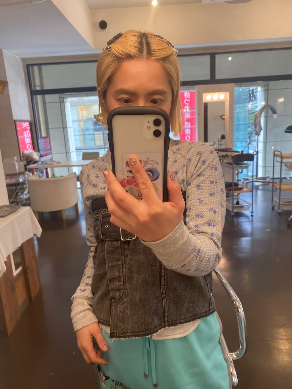 「春服コーデ、オトナ女子、ラクチンコーデ、カジュアルスタイル、デニムビスチェ、スウェットスカート、サーマル、サーマルカットソー、ファッションを楽しもう、レイヤードスタイル、おしゃれさんと繋がりたい、ママコーデ、低身長、低身長コーデ、低身長女子」｜「MAISON SPECIALのMulti Denim Wrap Belt/マルチデニムラップベルト【MAISON SPECIAL/メゾンスペシャル】（ベルト、ブラック系）」を使った、くみこさん（レディース・150cm）の冬コーディネートの2枚目の写真