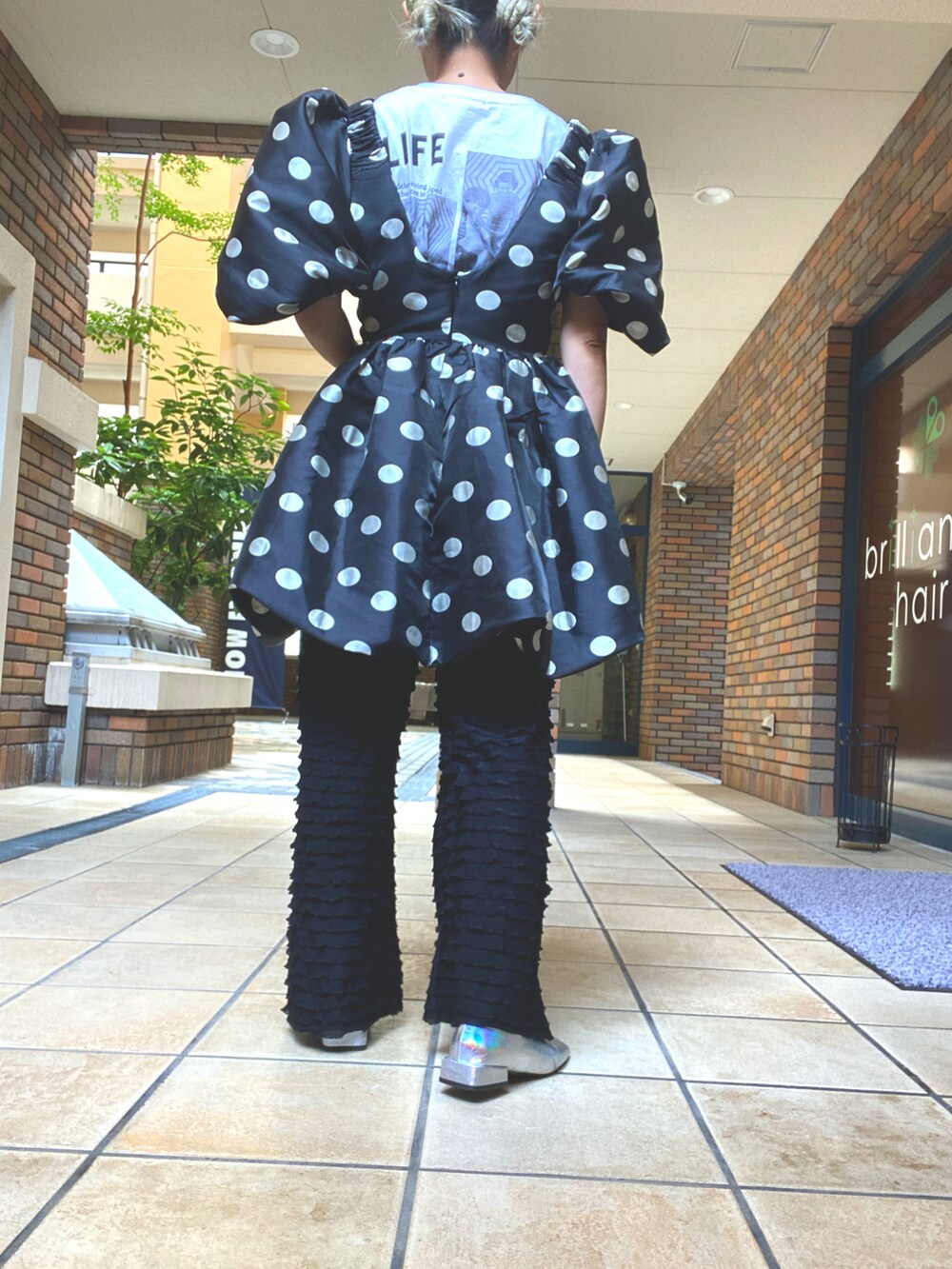 グリーン系のパンツ、ブラック系のワンピース、ホワイト系のTシャツ/カットソーを着用したレディースの夏コーディネートの3枚目の写真