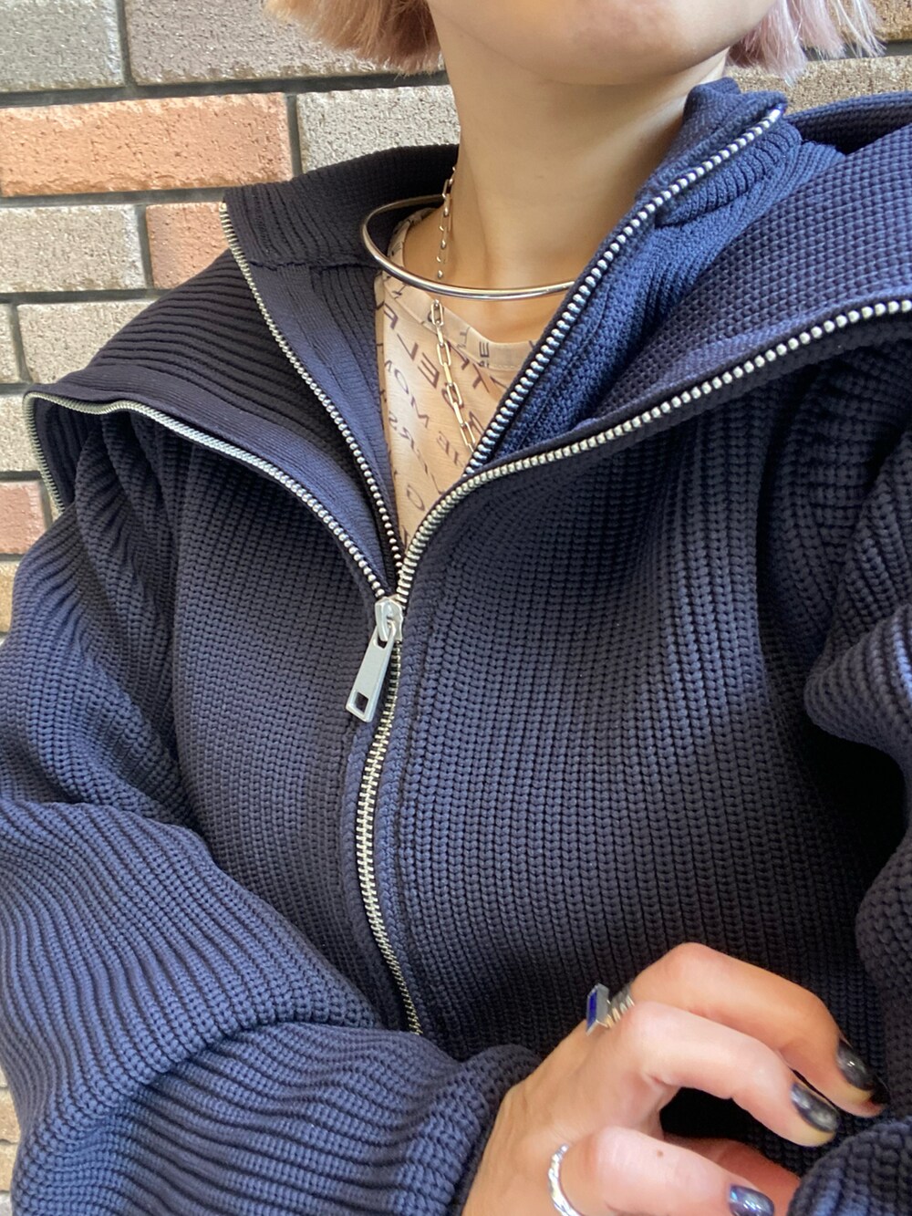 ブルー系のカーディガン/ボレロ、ブルー系のデニムパンツ、その他のその他シューズを着用したレディースの秋コーディネートの2枚目の写真