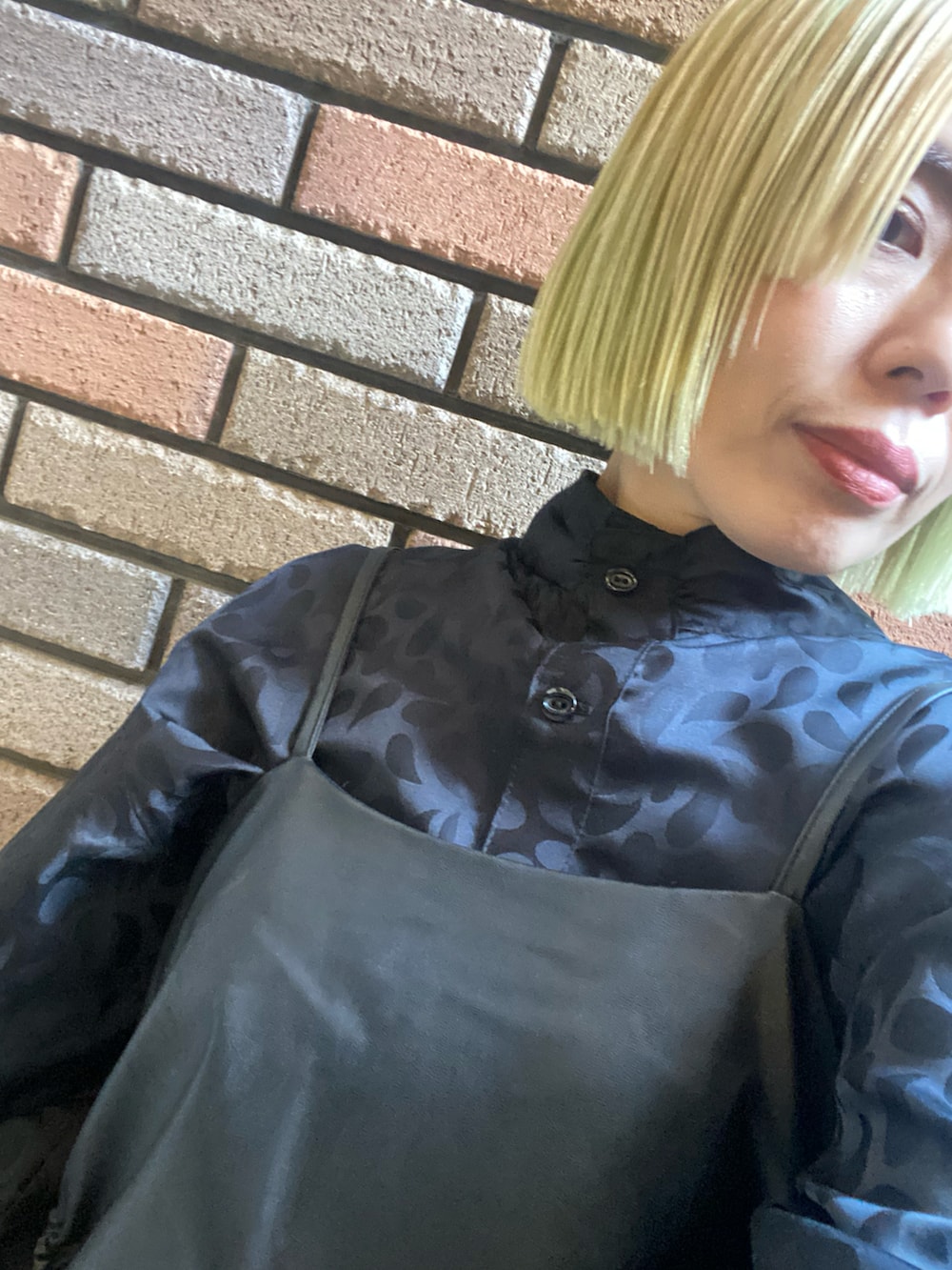 「ニットパンツ、赤パンツ、レイヤードスタイル、フェイクレザー、レザーワンピース、古着MIX、古着、古着コーデ、低身長、低身長コーデ、低身長女子、ママコーデ、ootd、outfit、40代ファッション」｜「古着のアイテム（シャツ/ブラウス、ブラック系）」を使った、くみこさん（レディース・150cm）の冬コーディネートの2枚目の写真