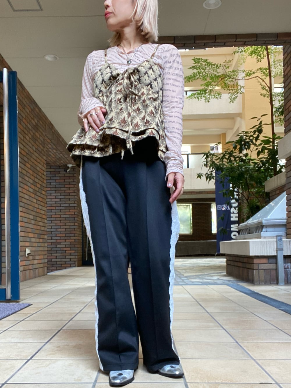 ベージュ系のTシャツ/カットソー、ベージュ系のキャミソール、ブラック系のその他パンツを着用したレディースの秋コーディネートの2枚目の写真