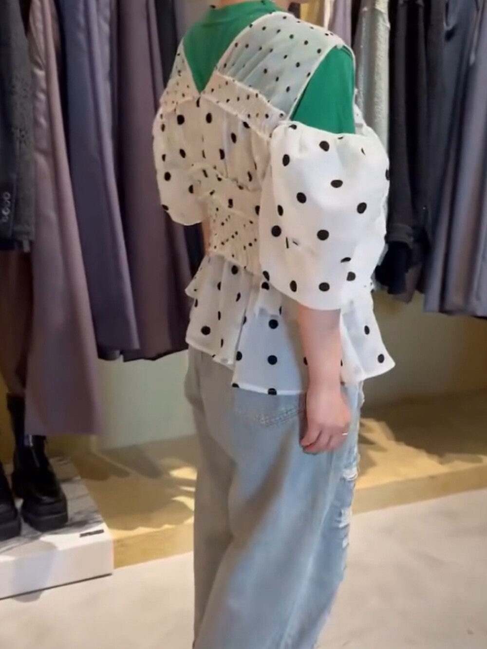 ホワイト系のシャツ/ブラウス、ブルー系のデニムパンツ、グリーン系のTシャツ/カットソーを着用したレディースの春コーディネートの4枚目の写真