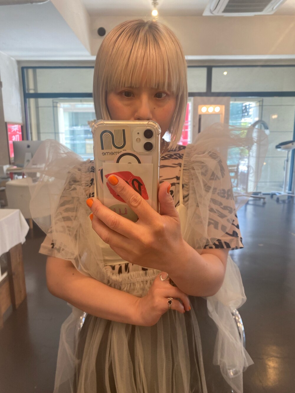 ベージュ系のベスト、ベージュ系のTシャツ/カットソー、ブラック系のその他パンツを着用したレディースの夏コーディネートの2枚目の写真