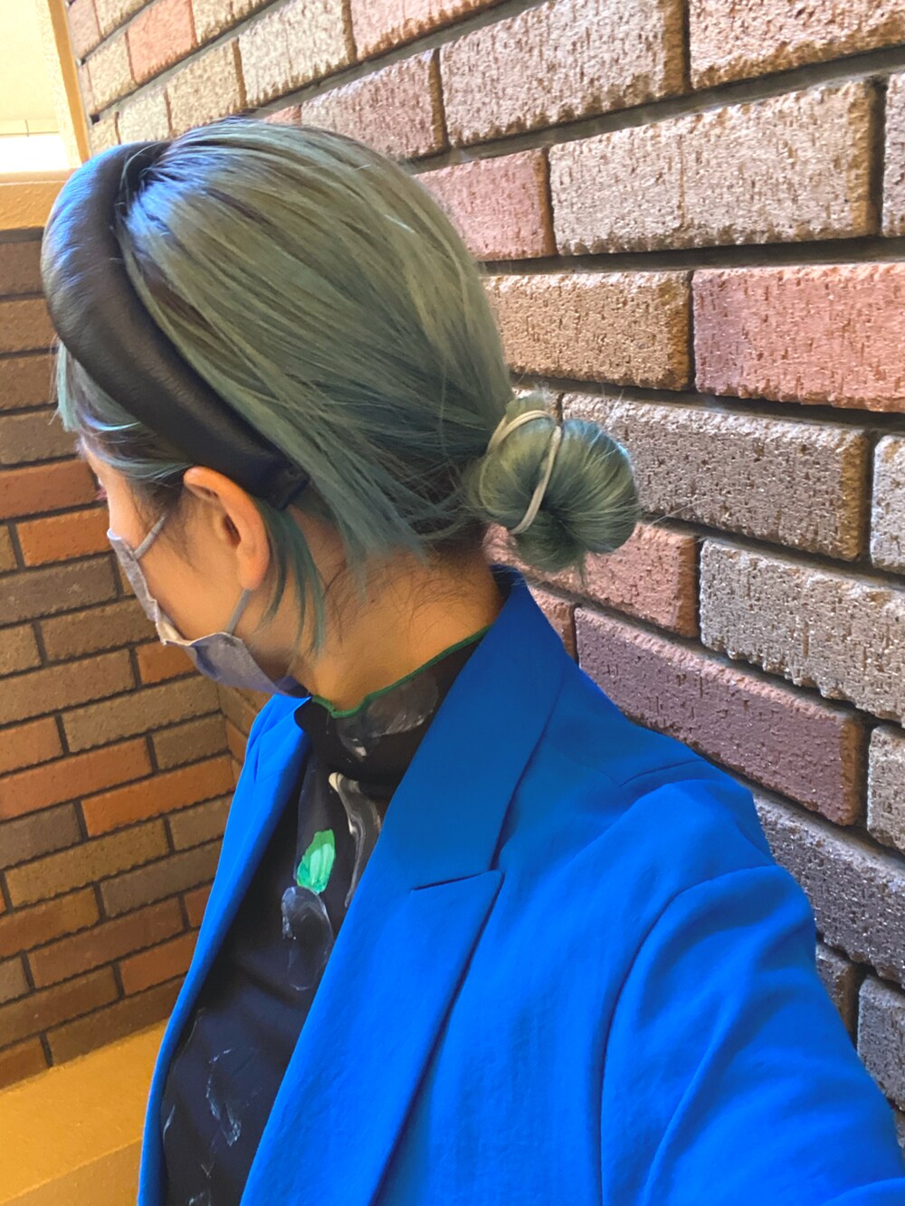 「秋ルック紹介するよ、秋のコーデ、お洒落さんとつながりたい、ジャケットスタイル、セットアップ、ローファー、低身長、サテンパンツ、ママコーデ、花柄、ootd、outfit、秋服、ブルー、シースルートップス」｜「miciの(mici)ダブルブレストジャケット（ダウンジャケット/コート、ブルー系）」を使った、くみこさん（レディース・150cm）の秋コーディネートの2枚目の写真