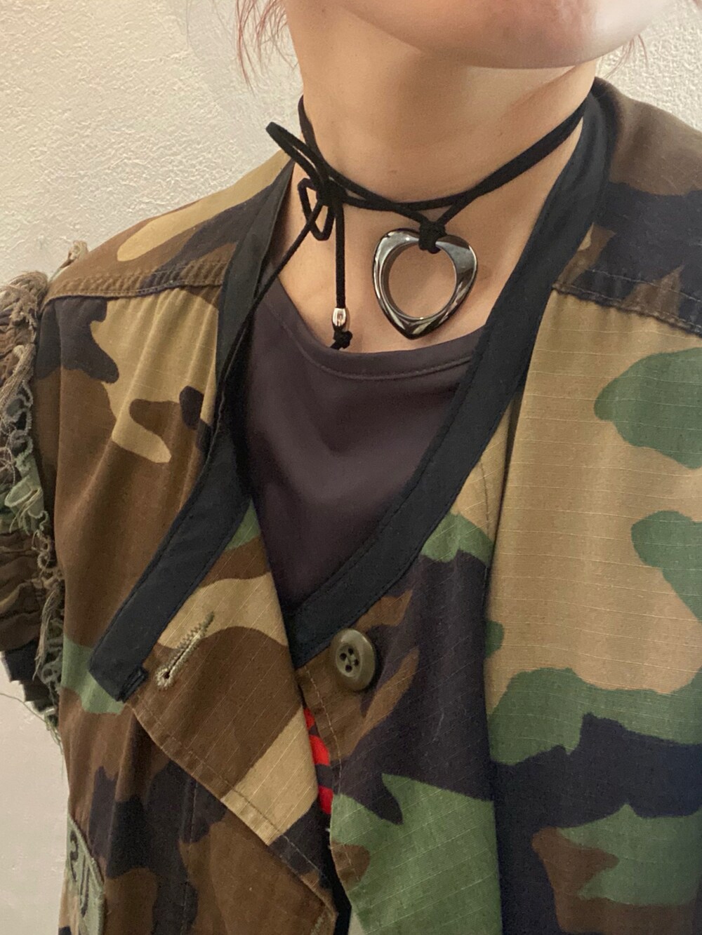 グレー系のTシャツ/カットソー、グリーン系のジャケット/アウター、ブラック系のスカートを着用したレディースの春コーディネートの2枚目の写真