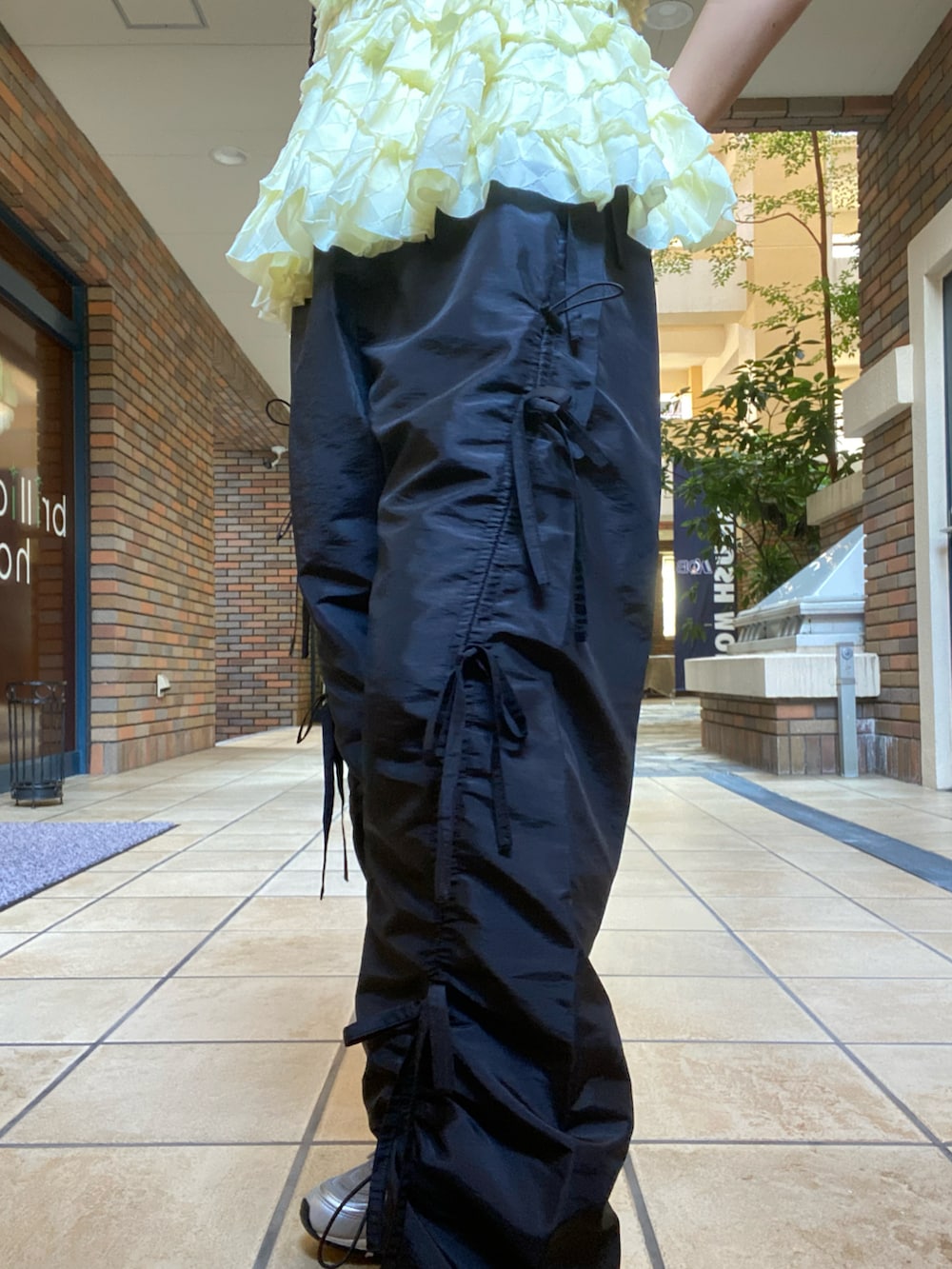 「大人かわいい、おしゃれさんと繋がりたい、ootd、150cm台コーデ、パンツコーデ、リボン、ナイロンパンツ、フリル、ビスチェ、レイヤードスタイル、エアマックス、スニーカー、古着MIX、低身長、低身長女子」｜「SANSeLFのSe 2wayティアードフリルビスチェ【SANSeLF】sanwt24s002（ベスト、イエロー系）」を使った、くみこさん（レディース・150cm）の秋コーディネートの2枚目の写真