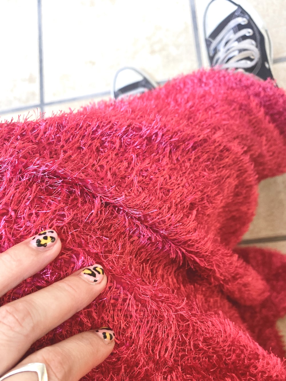 ホワイト系のその他トップス、ホワイト系のTシャツ/カットソー、ピンク系のスカートを着用したレディースの夏コーディネートの3枚目の写真