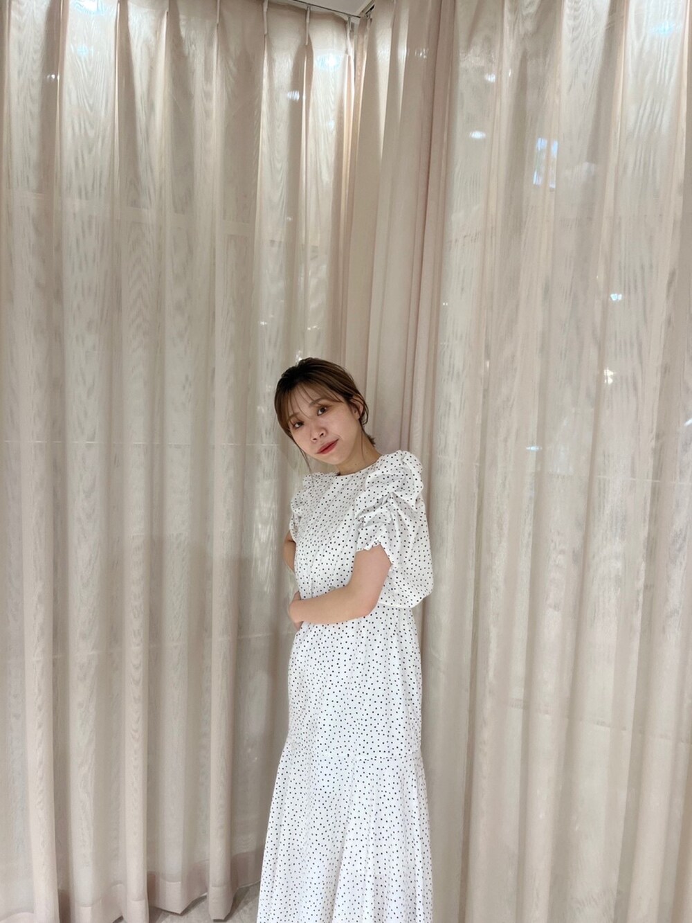 ホワイト系のワンピース、ブラック系のサンダルを着用したレディースの夏コーディネートの2枚目の写真