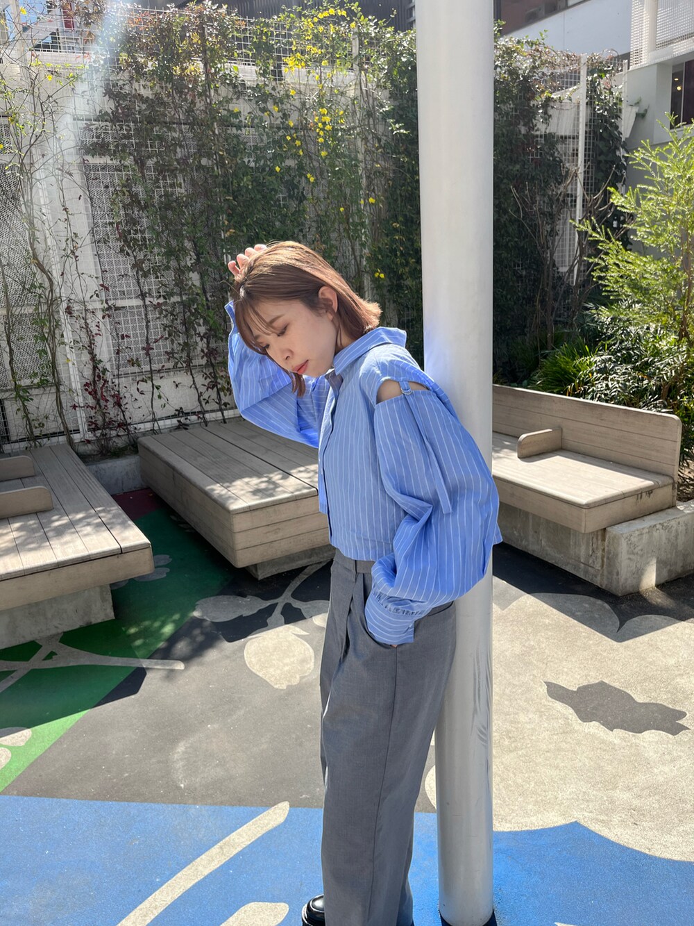 ブルー系のシャツ/ブラウス、グレー系のその他パンツ、ブラック系のローファーを着用したレディースの春コーディネートの3枚目の写真