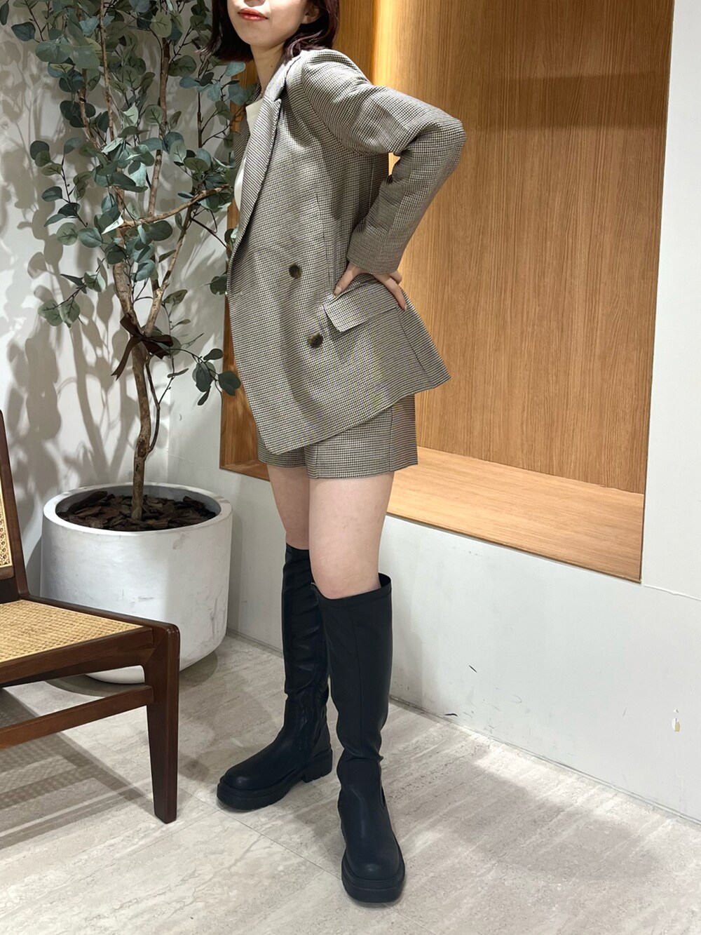 ブラウン系のテーラードジャケット、ブラウン系のその他パンツ、ブラック系のブーツを着用したレディースの冬コーディネートの5枚目の写真