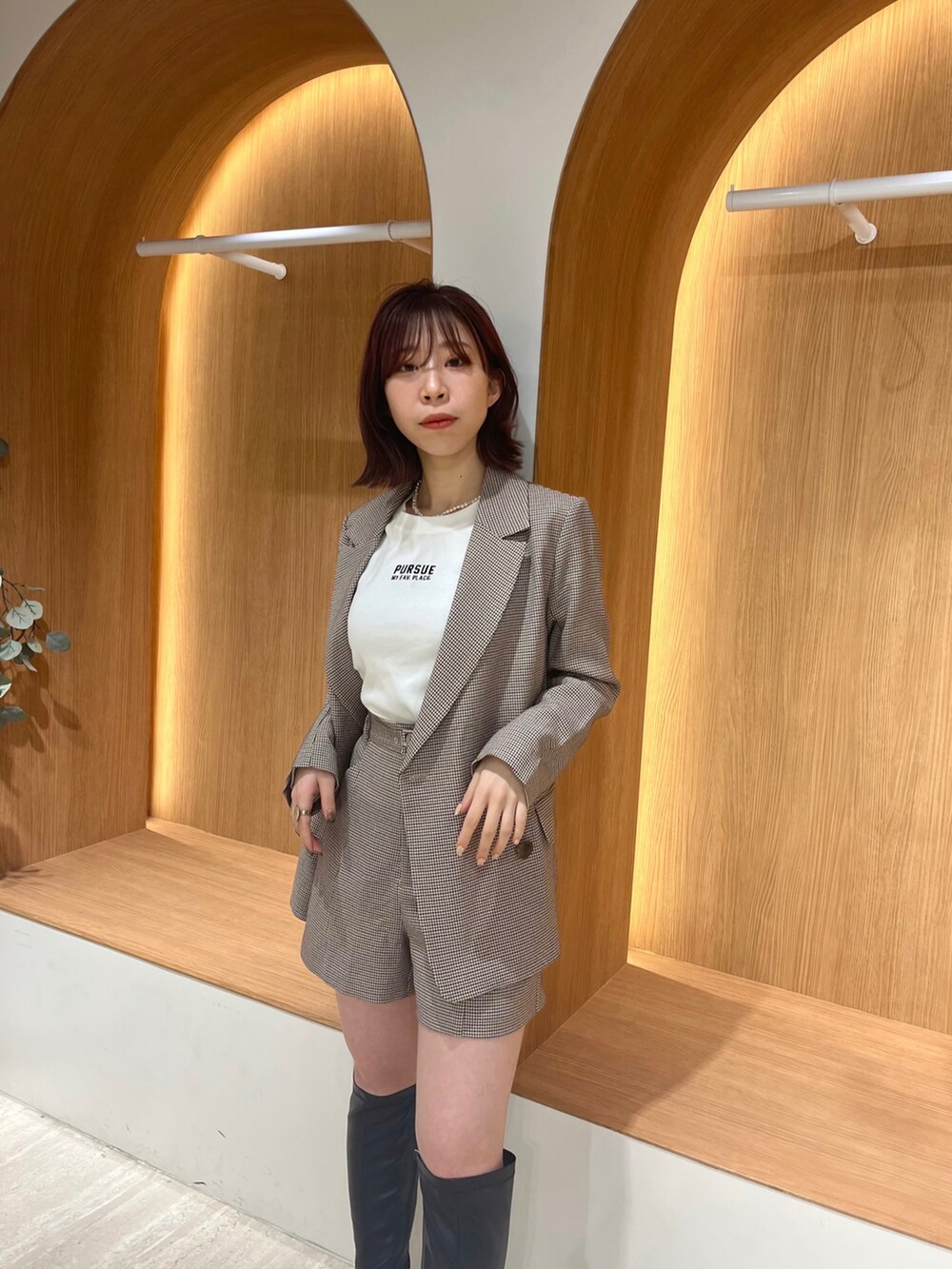 ブラウン系のテーラードジャケット、ブラウン系のその他パンツ、ブラック系のブーツを着用したレディースの冬コーディネートの3枚目の写真