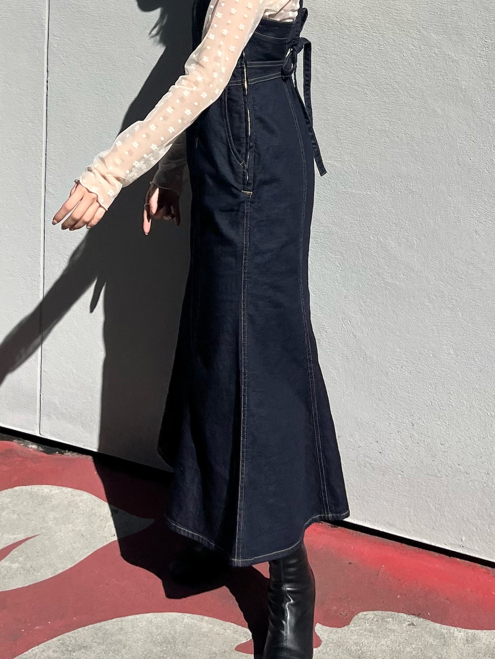 ブルー系のワンピース、ホワイト系のTシャツ/カットソーを着用したレディースの春コーディネートの3枚目の写真