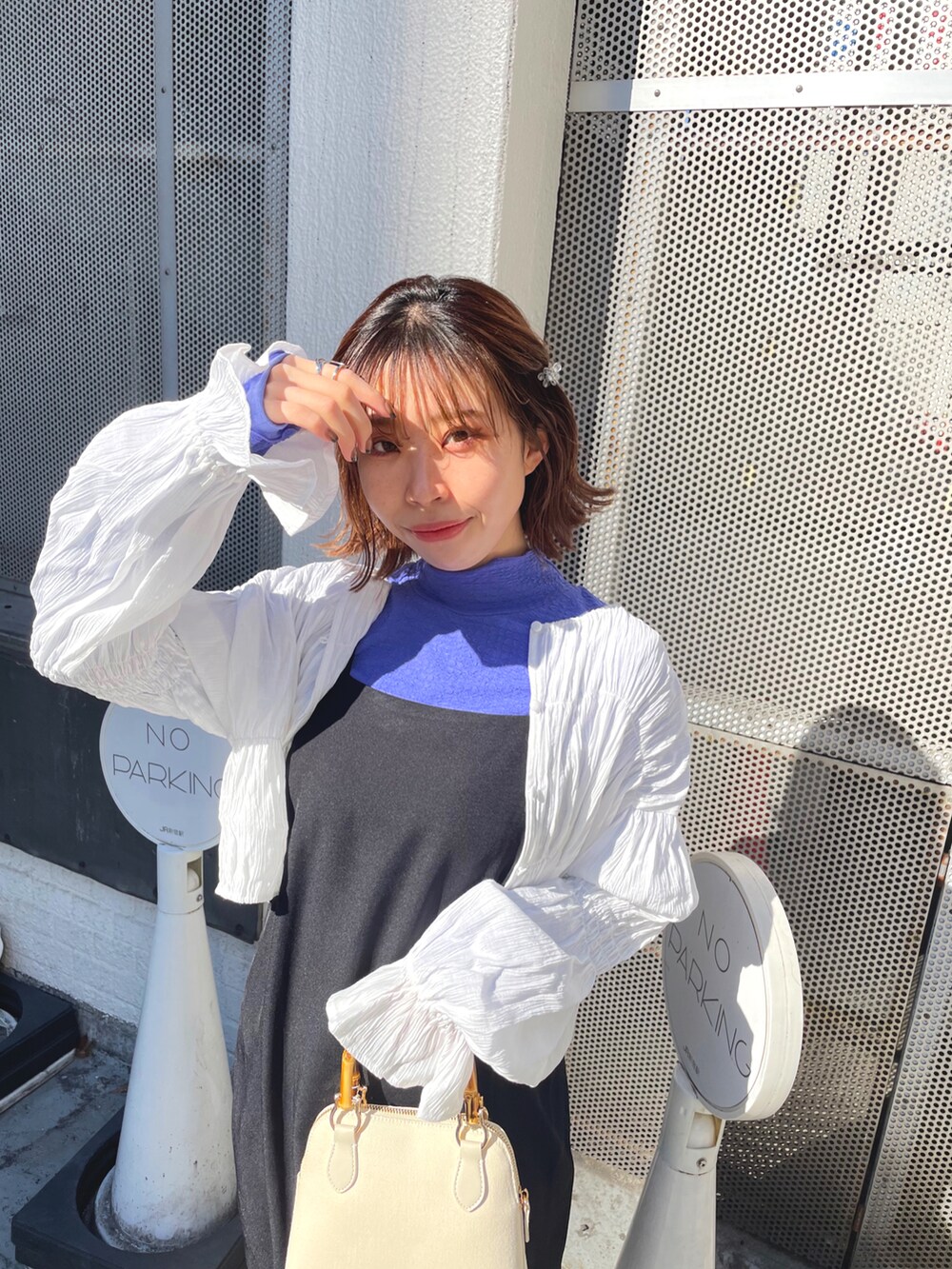 ブラック系のワンピース、ホワイト系のショルダーバッグ、ホワイト系のシャツ/ブラウスを着用したレディースの冬コーディネートの5枚目の写真