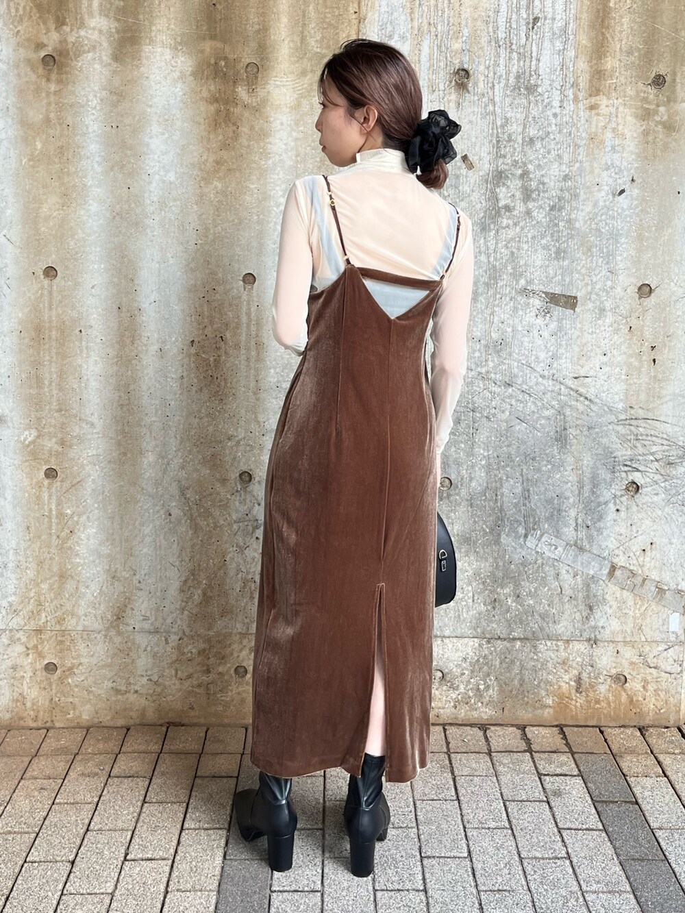 ブラウン系のワンピース、ブラック系のショルダーバッグ、ブラック系のブーツを着用したレディースの秋コーディネートの3枚目の写真