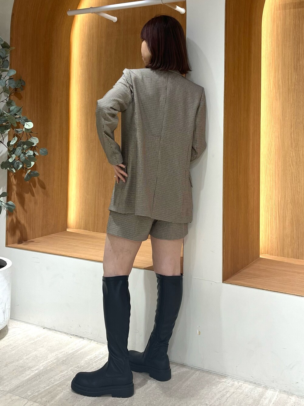 ブラウン系のテーラードジャケット、ブラウン系のその他パンツ、ブラック系のブーツを着用したレディースの冬コーディネートの4枚目の写真