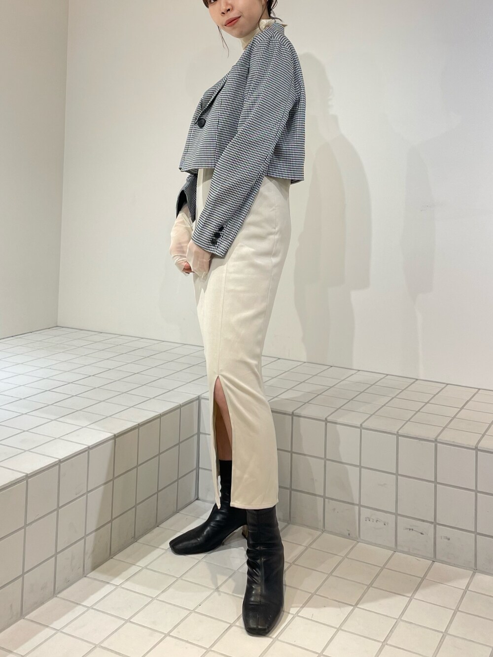 ブラック系のワンピース、ブラック系のテーラードジャケット、ホワイト系のTシャツ/カットソーを着用したレディースの冬コーディネートの3枚目の写真