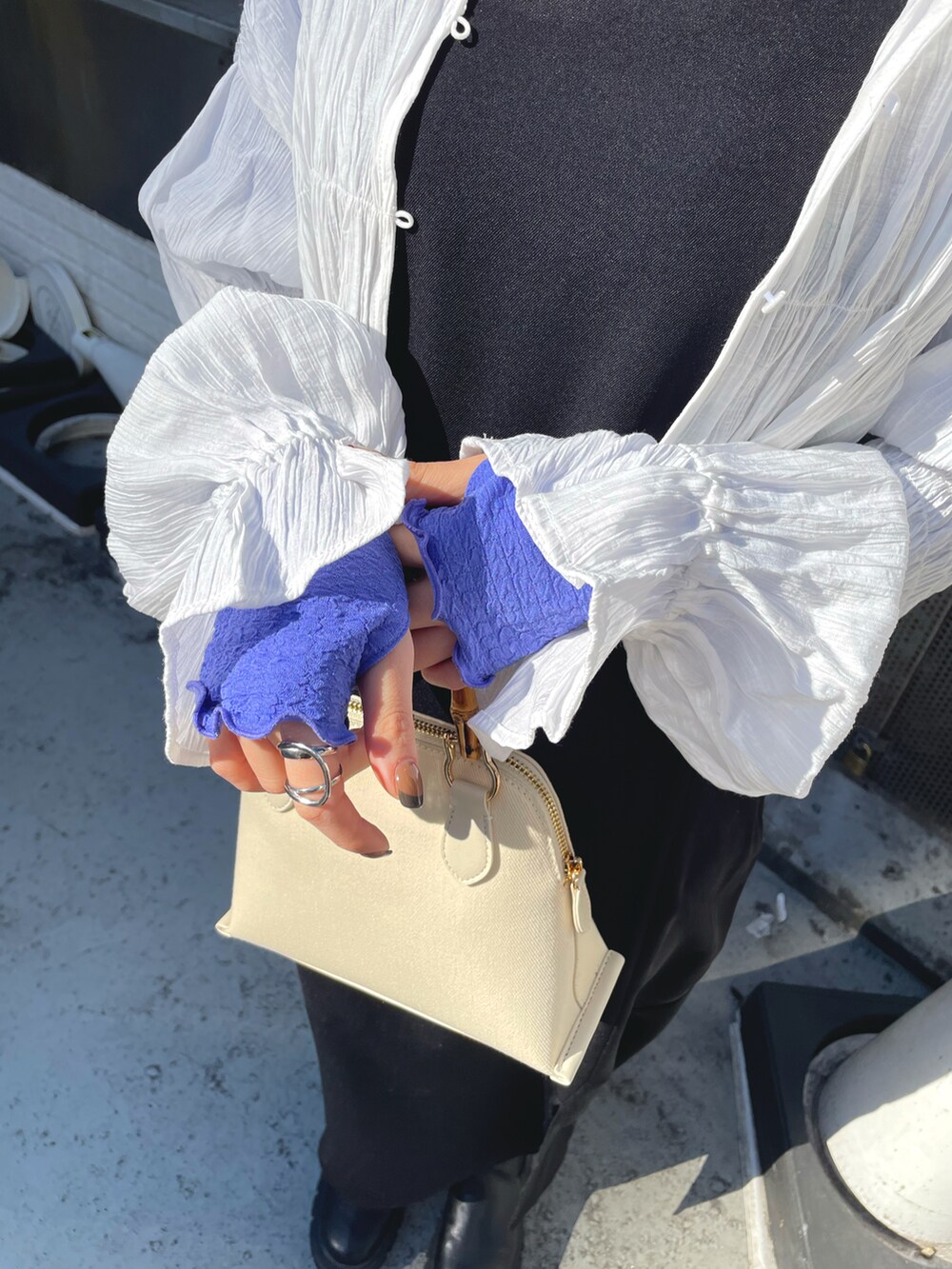 ブラック系のワンピース、ホワイト系のショルダーバッグ、ホワイト系のシャツ/ブラウスを着用したレディースの冬コーディネートの4枚目の写真