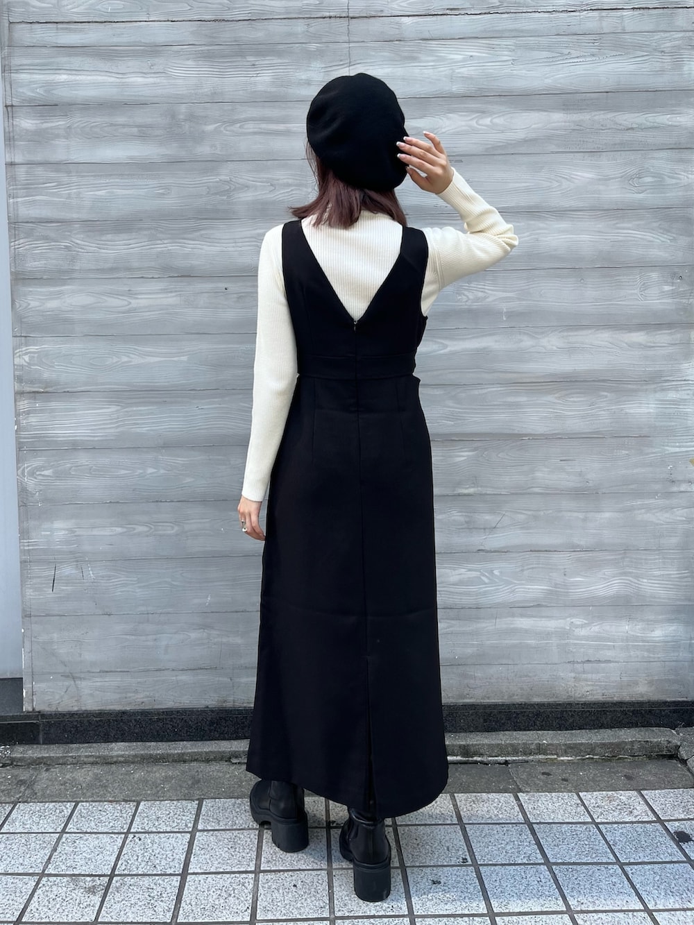 ホワイト系のニット/セーター、ブラック系のワンピース、ブラック系のブーツを着用したレディースの秋コーディネートの3枚目の写真