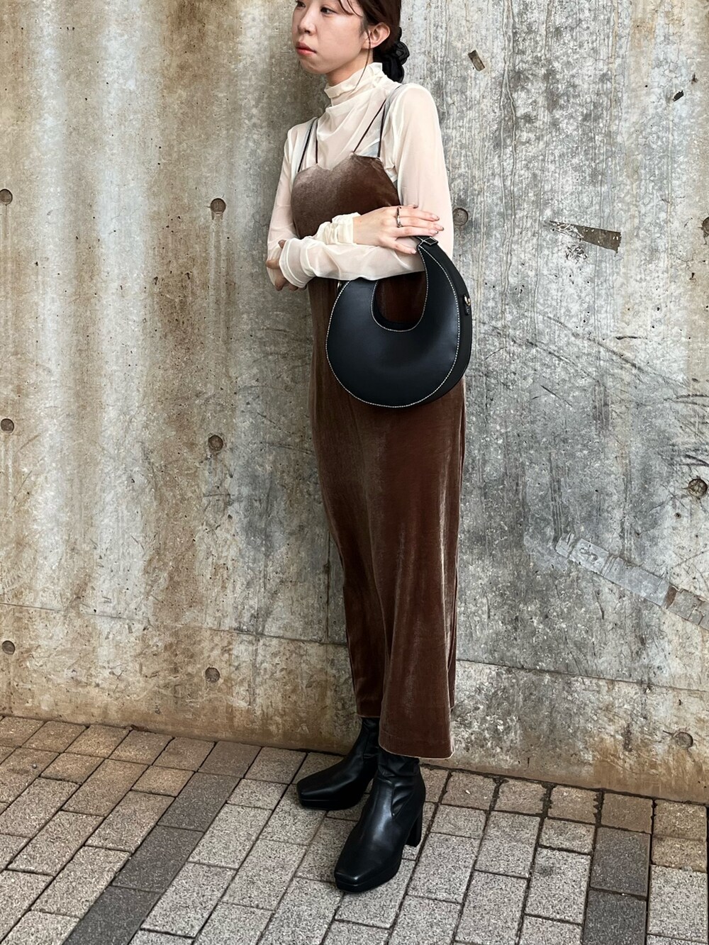 ブラウン系のワンピース、ブラック系のショルダーバッグ、ブラック系のブーツを着用したレディースの秋コーディネートの8枚目の写真