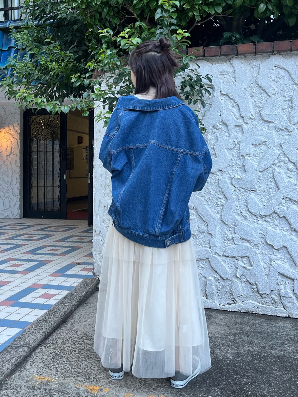 ホワイト系のスカート、ブルー系のデニムジャケット、ホワイト系のTシャツ/カットソーを着用したレディースの秋コーディネートの4枚目の写真