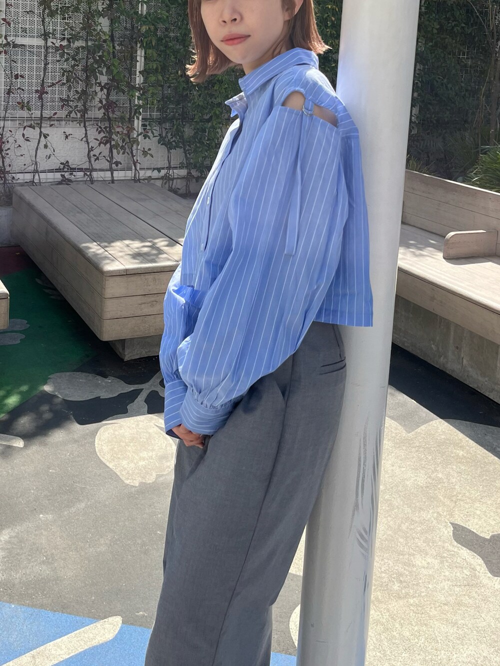 ブルー系のシャツ/ブラウス、グレー系のその他パンツ、ブラック系のローファーを着用したレディースの春コーディネートの4枚目の写真