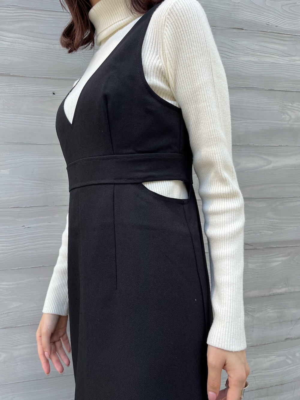 ホワイト系のニット/セーター、ブラック系のワンピース、ブラック系のブーツを着用したレディースの秋コーディネートの5枚目の写真