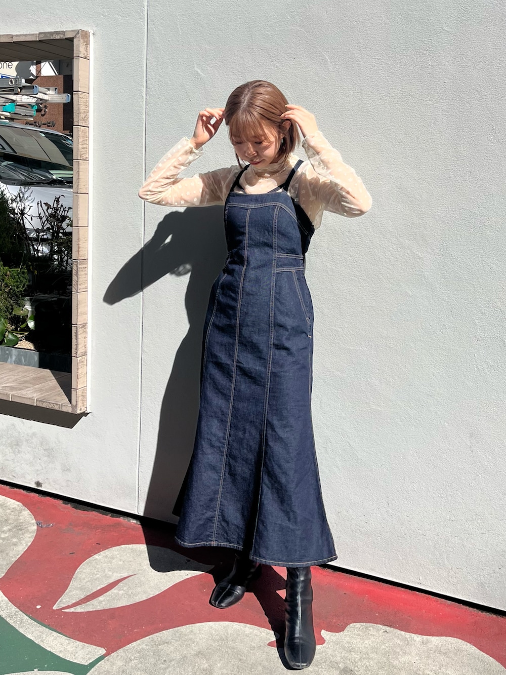 ブルー系のワンピース、ホワイト系のTシャツ/カットソーを着用したレディースの春コーディネートの4枚目の写真