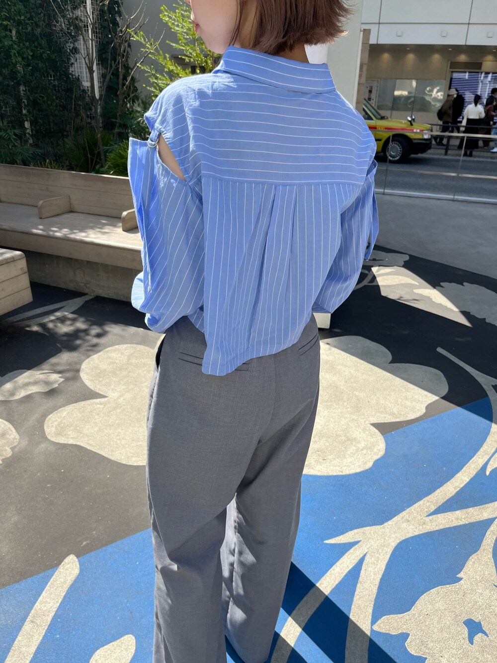 ブルー系のシャツ/ブラウス、グレー系のその他パンツ、ブラック系のローファーを着用したレディースの春コーディネートの5枚目の写真