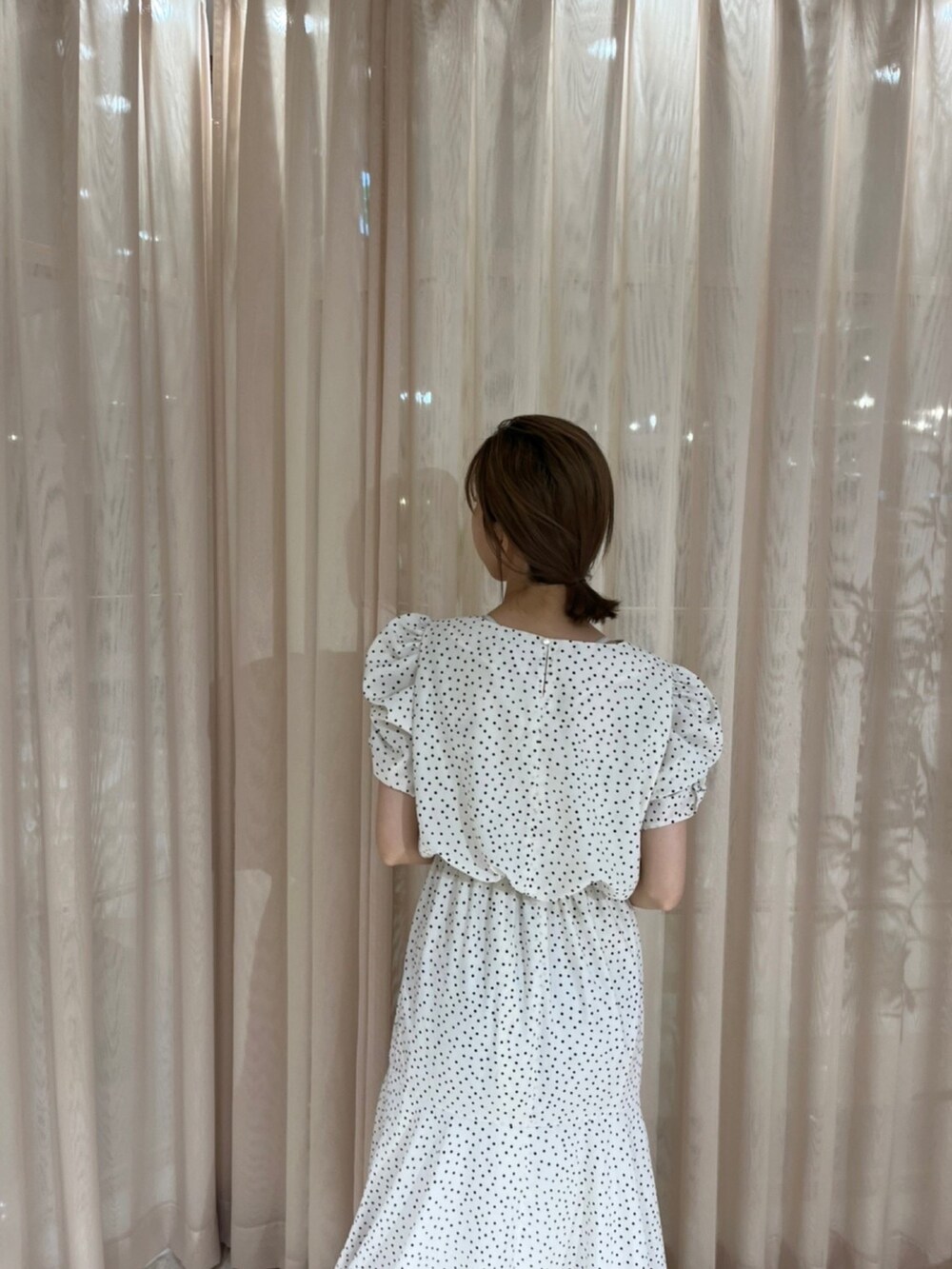 ホワイト系のワンピース、ブラック系のサンダルを着用したレディースの夏コーディネートの4枚目の写真