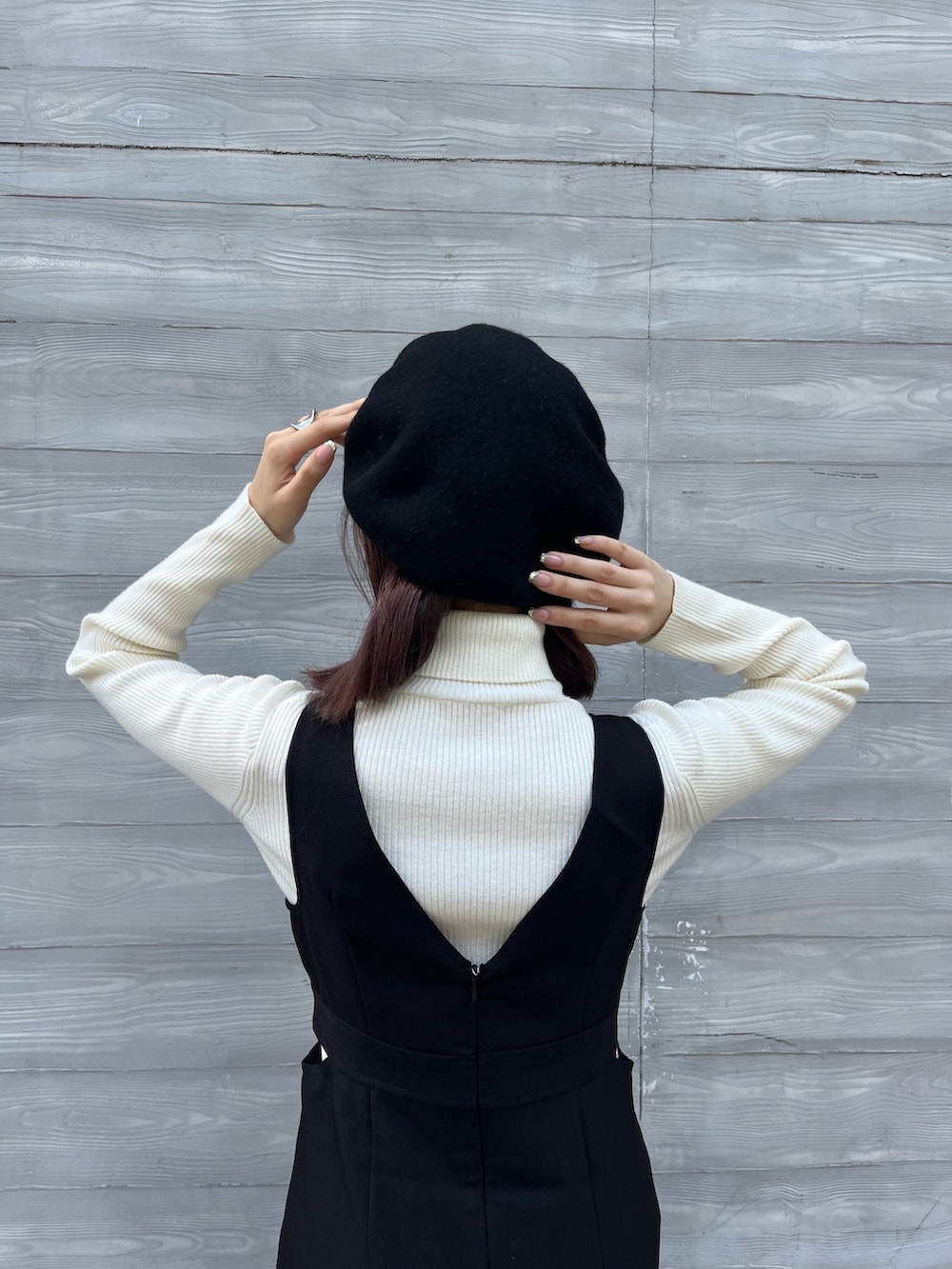 ホワイト系のニット/セーター、ブラック系のワンピース、ブラック系のブーツを着用したレディースの秋コーディネートの6枚目の写真