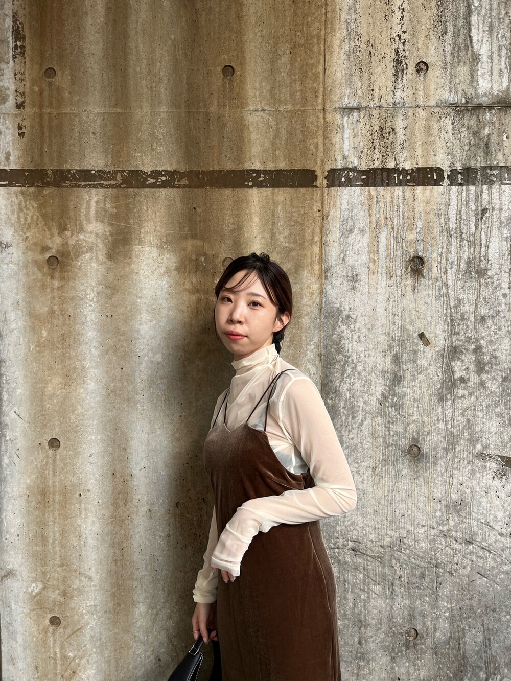 ブラウン系のワンピース、ブラック系のショルダーバッグ、ブラック系のブーツを着用したレディースの秋コーディネートの4枚目の写真