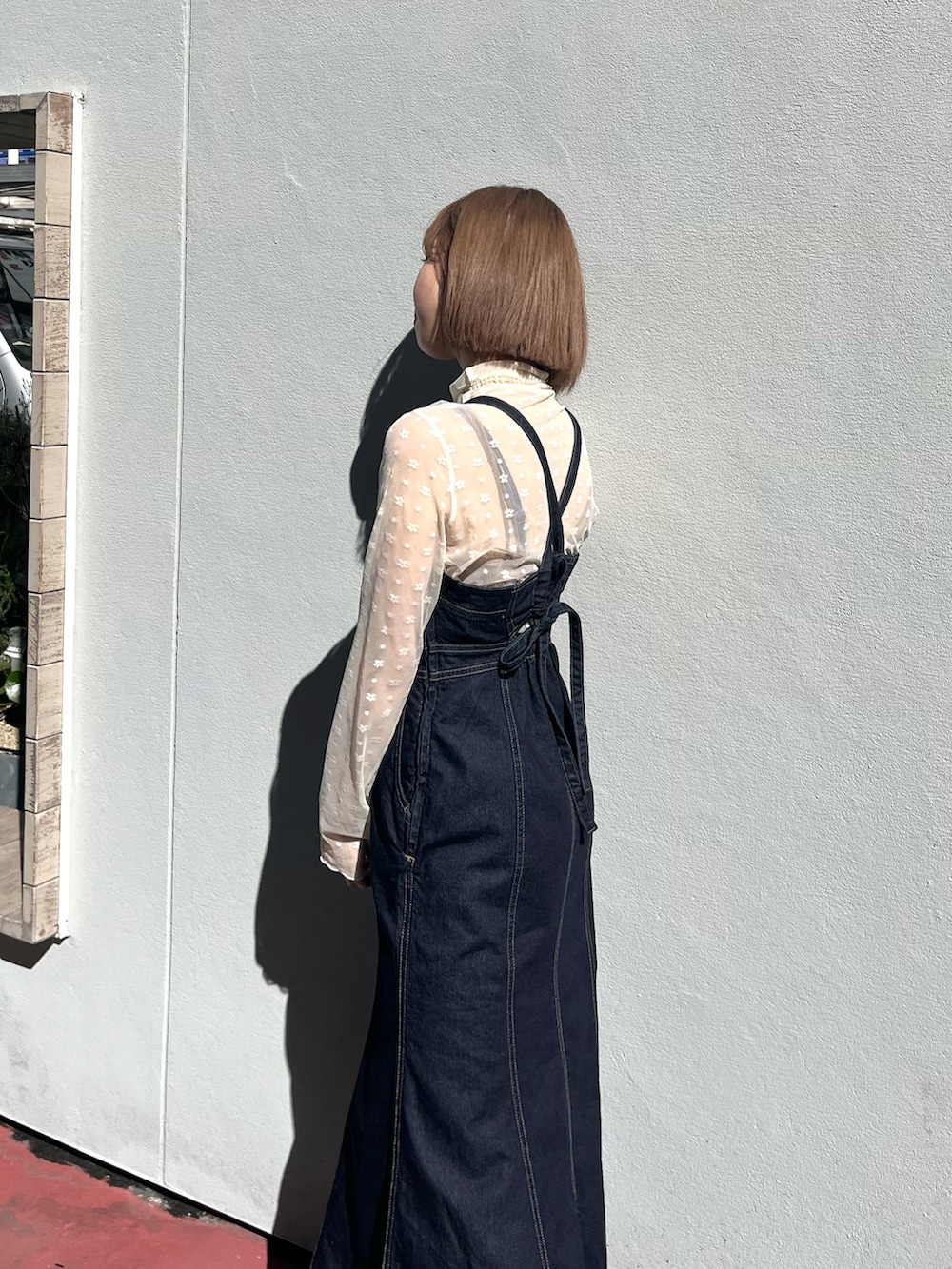 ブルー系のワンピース、ホワイト系のTシャツ/カットソーを着用したレディースの春コーディネートの2枚目の写真