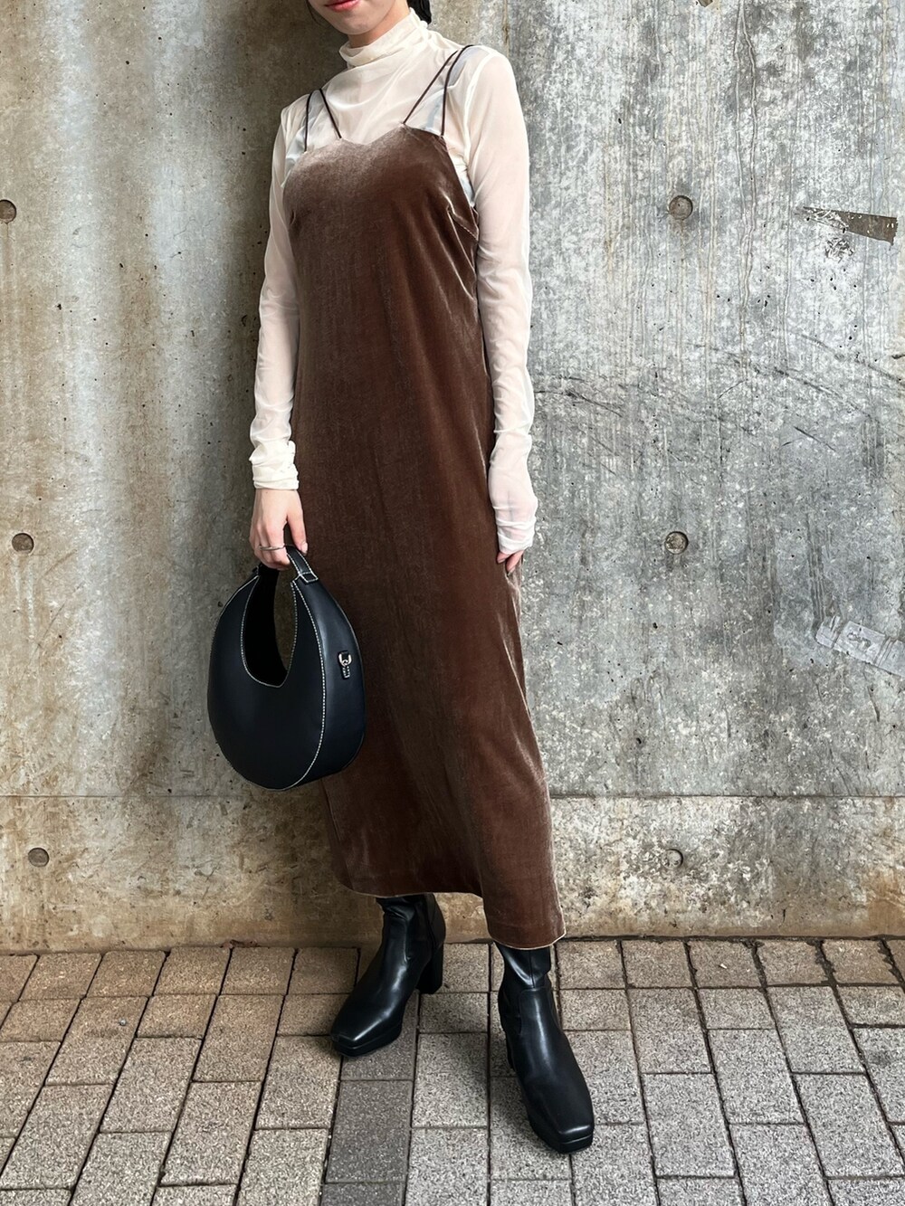 ブラウン系のワンピース、ブラック系のショルダーバッグ、ブラック系のブーツを着用したレディースの秋コーディネートの2枚目の写真