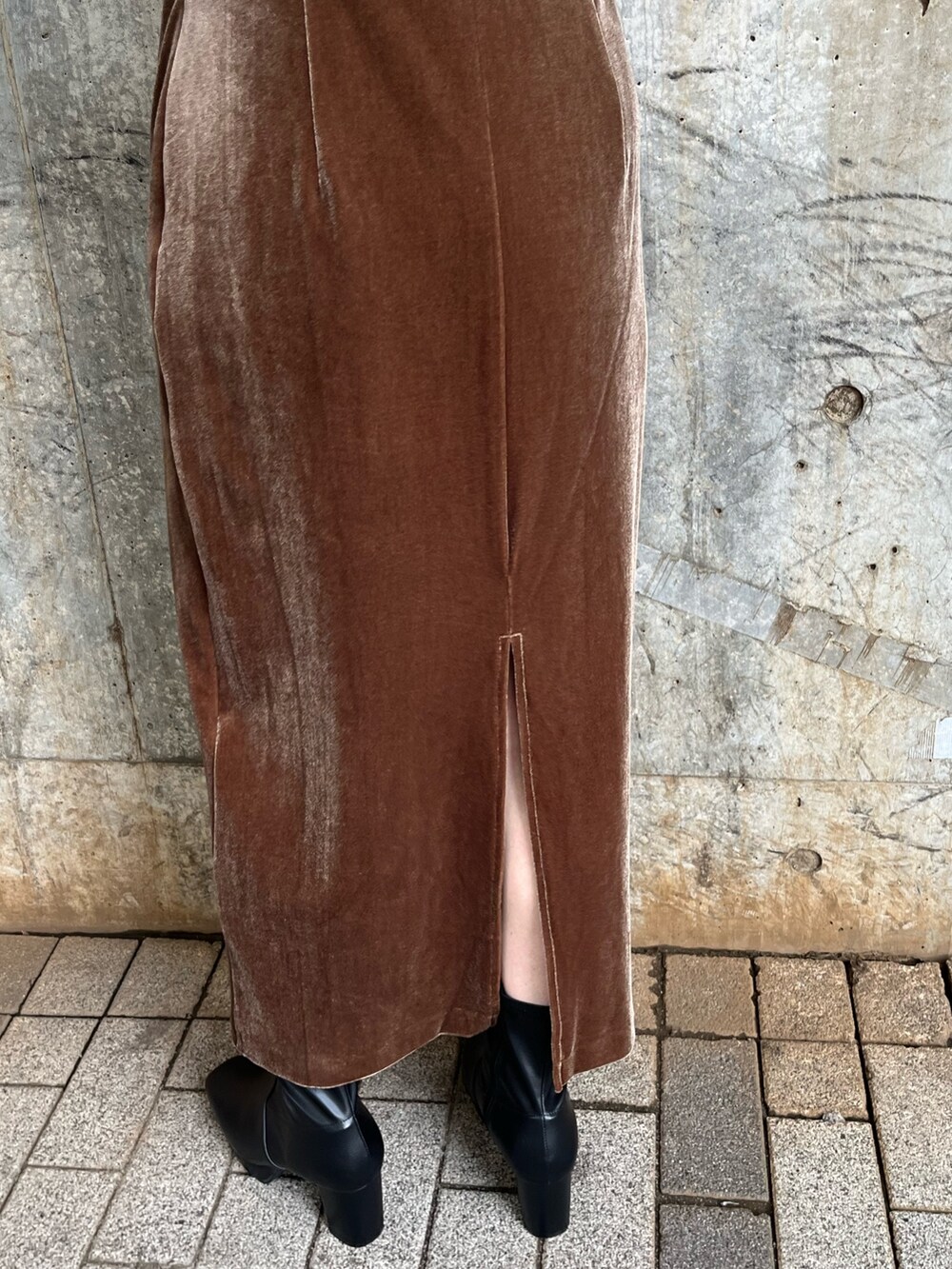 ブラウン系のワンピース、ブラック系のショルダーバッグ、ブラック系のブーツを着用したレディースの秋コーディネートの6枚目の写真