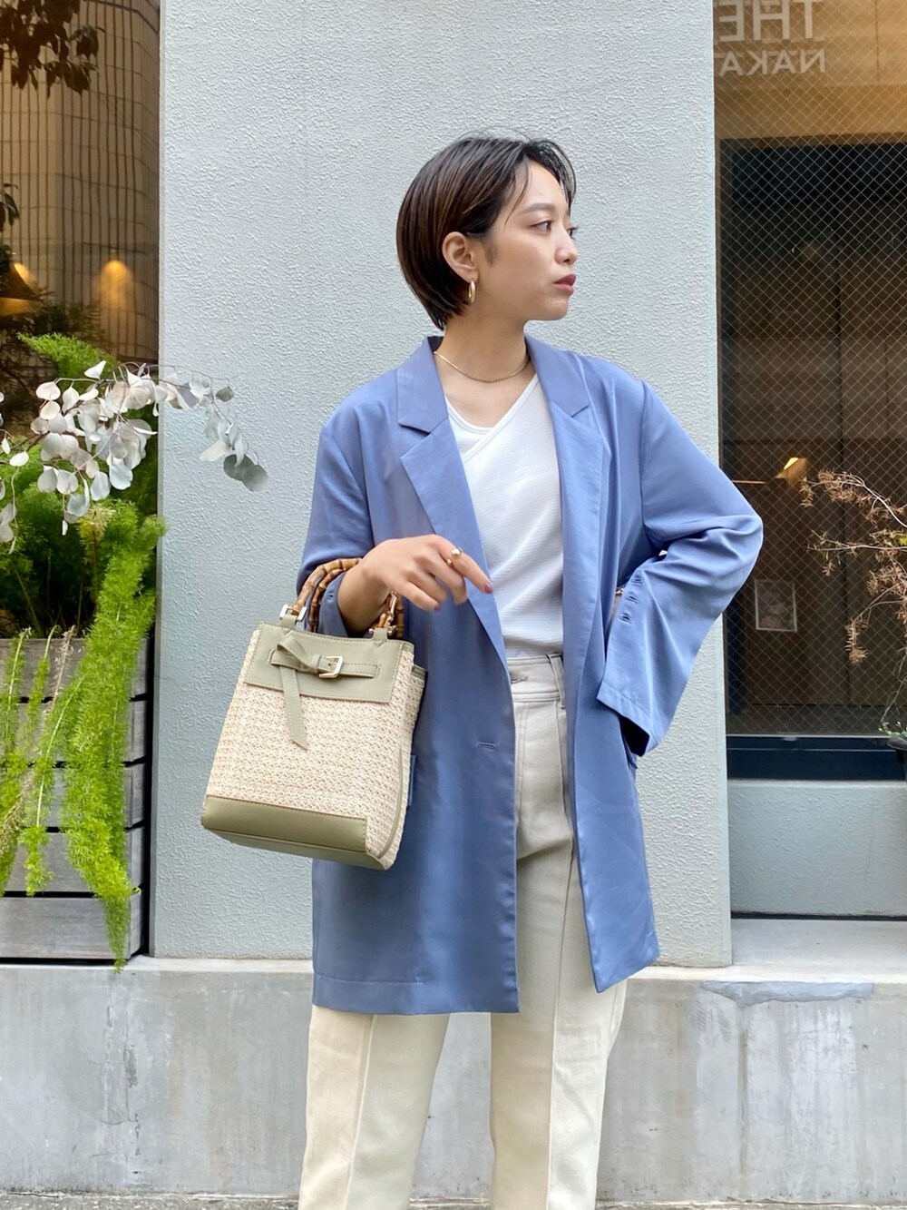 「春夏コーデ、オトナ女子、ジャケットスタイル、デニム、バンブーハンドル、カラー×コーデ、きれいめカジュアル、大人カジュアル、オトナカジュアル、低身長、低身長コーデ、ミニバッグ、シンプルコーデ」｜「NOMINEのピンタックデニムパンツ（デニムパンツ、ホワイト系）」を使った、eriさん（レディース・156cm）の春コーディネートの2枚目の写真
