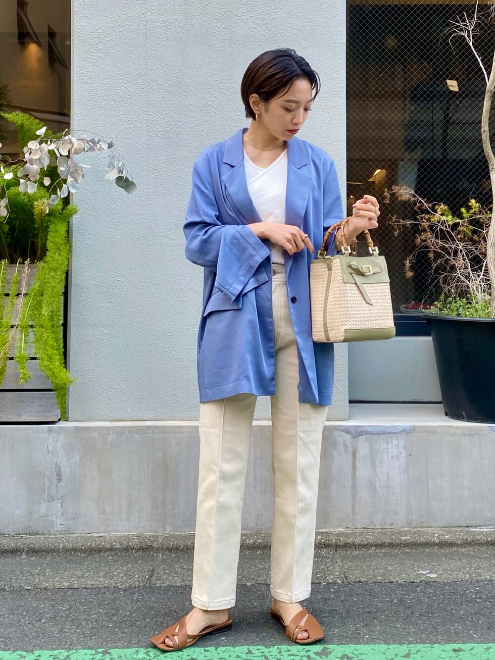 「春夏コーデ、オトナ女子、ジャケットスタイル、デニム、バンブーハンドル、カラー×コーデ、きれいめカジュアル、大人カジュアル、オトナカジュアル、低身長、低身長コーデ、ミニバッグ、シンプルコーデ」｜「NOMINEのピンタックデニムパンツ（デニムパンツ、ホワイト系）」を使った、eriさん（レディース・156cm）の春コーディネートの3枚目の写真