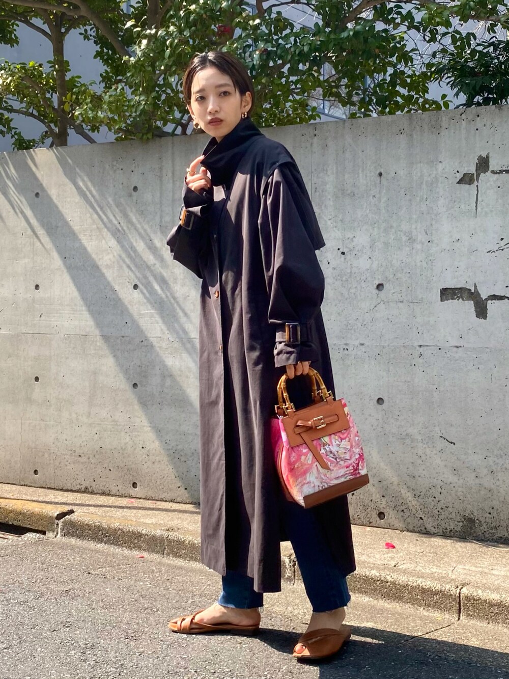 「春服みてみて、ピンク×ブラック、ピンク、春服、春コーデ、春アウター、トレンチコート、トレンチ、ブラック、低身長コーデ、春色、カラー×コーデ」｜「LOWELL thingsのEmode/バーチカルショルダー ARTコラボBAG（トートバッグ、その他）」を使った、eriさん（レディース・156cm）の春コーディネートの2枚目の写真