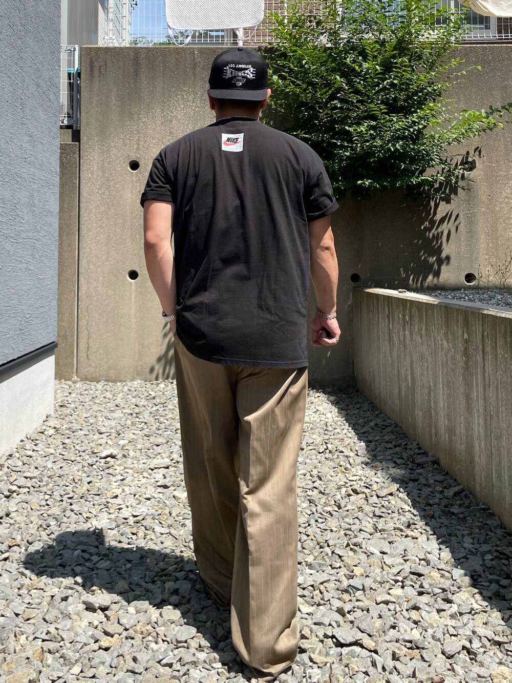 ブラック系のブーツを着用したメンズの夏コーディネートの2枚目の写真