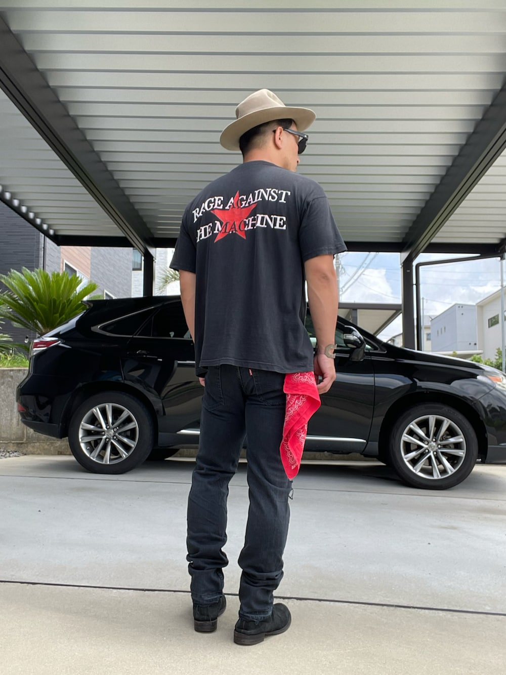 ブラック系のTシャツ/カットソー、ブラック系のブーツ、ベージュ系のハットを着用したメンズの夏コーディネートの2枚目の写真