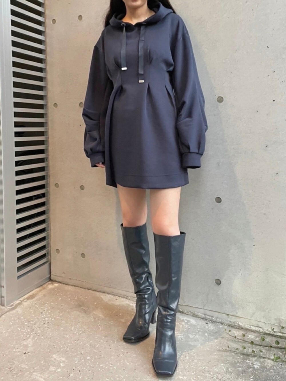 「パーカーワンピース、ミニワンピ、ワンピース、スタジャン、着回しコーデ、カジュアルコーデ、秋冬コーデ、ゆるコーデ、RedyAzel、REDYAZEL」｜「REDYAZELのフェイクレザー×ウールブルゾン（ブルゾン、グレー系）」を使った、REDYAZEL Staffさん（レディース・162cm）の秋コーディネートの2枚目の写真