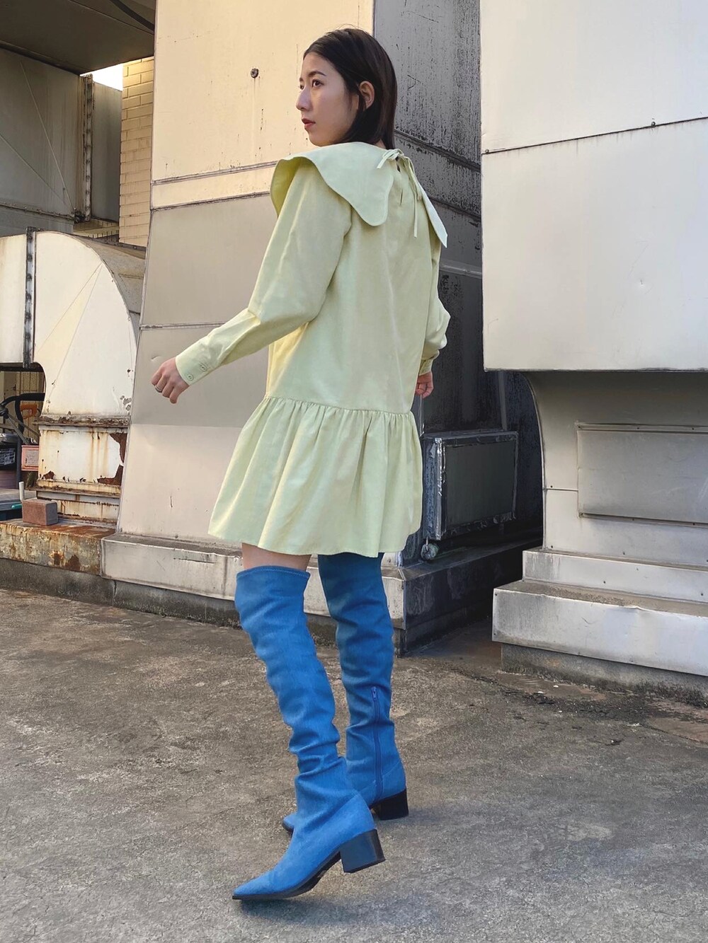 「ワンピース、休日スタイル、RedyAzel、レディアゼル、春ワンピース、イエローコーデ、イエロー、ロングブーツ、ビッグカラー、シャツワンピース」｜「REDYAZELのビッグカラー配色ステッチワンピース（ワンピース、イエロー系）」を使った、REDYAZEL Staffさん（レディース・160cm）の冬コーディネートの2枚目の写真