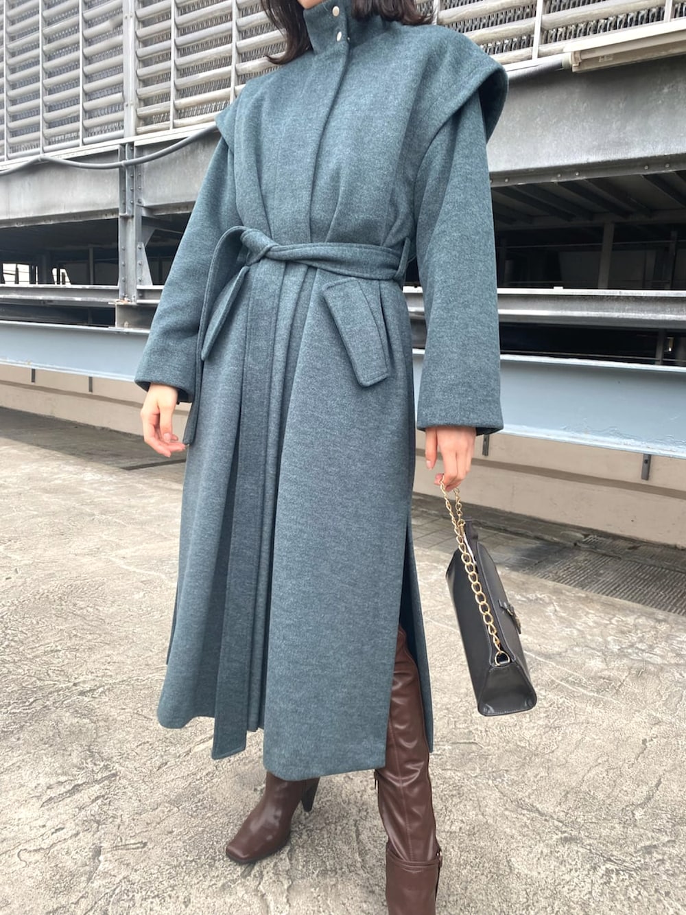 グレー系のショルダーバッグ、グリーン系のその他アウター、ブラウン系のブーツを着用したレディースの秋コーディネートの3枚目の写真