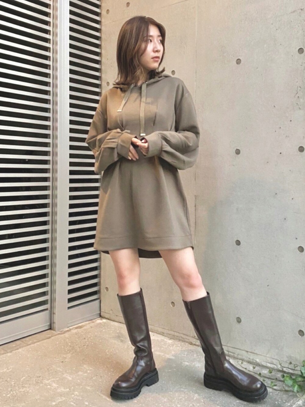 「ミニワンピ、パーカーワンピース、ムートンライダース、ムートンジャケット、カジュアルガーリー、着回しコーデ、ゆるコーデ、ゆったりコーデ、RedyAzel、REDYAZEL」｜「REDYAZELのフェイクムートンコンパクトライダースジャケット（ムートンコート、ベージュ系）」を使った、REDYAZEL Staffさん（レディース・160cm）の秋コーディネートの2枚目の写真