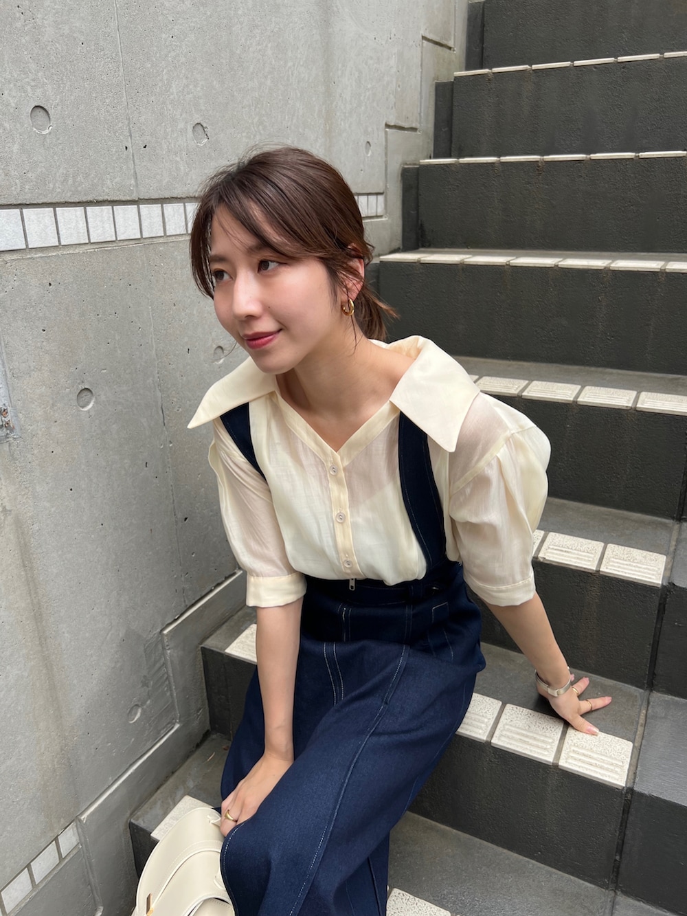 ホワイト系のシャツ/ブラウス、ブルー系のデニムスカートを着用したレディースの夏コーディネートの2枚目の写真