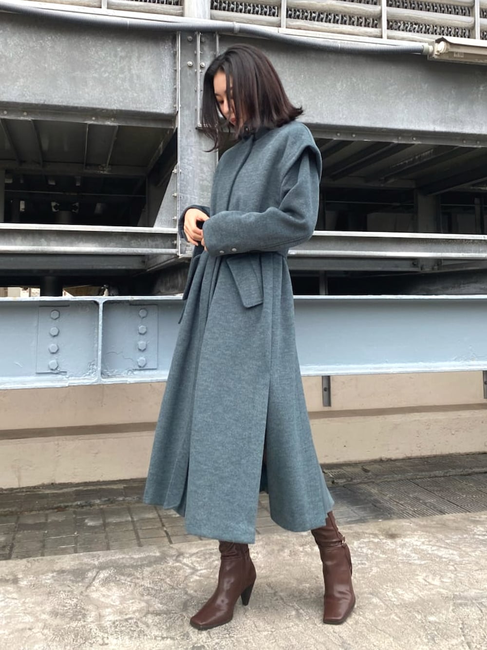 グレー系のショルダーバッグ、グリーン系のその他アウター、ブラウン系のブーツを着用したレディースの秋コーディネートの2枚目の写真